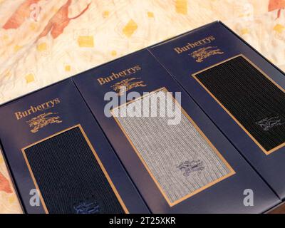 Chaussettes Burberrys. Burberry Group plc est une maison de couture britannique de luxe fondée en 1856 par Thomas Burberry et dont le siège social est à Londres, en Angleterre. Banque D'Images