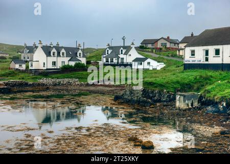 Scalpay Village est le principal village de l'île de Scalpay, qui est une petite île située juste au large de la côte de l'île de Harris dans l'Outer H. Banque D'Images