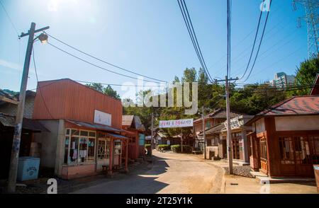 The Suncheon Drama film Set, Oct 12, 2023 : la ville de Suncheon dans les années 1960 au Suncheon Drama film Set à Suncheon, à environ 420 km (261 miles) au sud de Séoul, Corée du Sud. Le lieu du film ouvert comprend trois villages représentant les différentes périodes des années 1960 aux années 1980 : la ville de Suncheon dans les années 1960, le village de Bongcheon dans les années 1970 et la banlieue de Séoul dans les années 1980. Divers films, drames et clips vidéo ont été filmés dans le décor. Crédit : Lee Jae-won/AFLO/Alamy Live News Banque D'Images