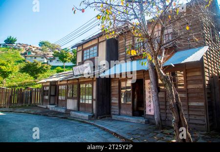 The Suncheon Drama film Set, Oct 12, 2023 : la ville de Suncheon dans les années 1960 au Suncheon Drama film Set à Suncheon, à environ 420 km (261 miles) au sud de Séoul, Corée du Sud. Le lieu du film ouvert comprend trois villages représentant les différentes périodes des années 1960 aux années 1980 : la ville de Suncheon dans les années 1960, le village de Bongcheon dans les années 1970 et la banlieue de Séoul dans les années 1980. Divers films, drames et clips vidéo ont été filmés dans le décor. Crédit : Lee Jae-won/AFLO/Alamy Live News Banque D'Images