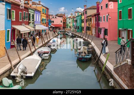 Maisons colorées sur l'île de Burano, Venise Banque D'Images