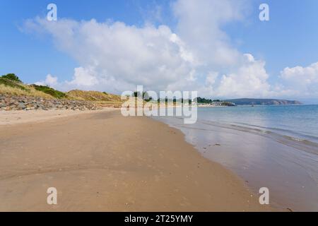 Large plage panoramique sur une journée d'été à Abersoch, Gwynedd Banque D'Images