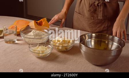 femme chef prête à faire de la tarte à la citrouille à la maison. Cuisine maison Banque D'Images