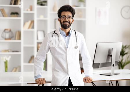 Travailleur de la santé indien souriant, posant au lieu de travail Banque D'Images