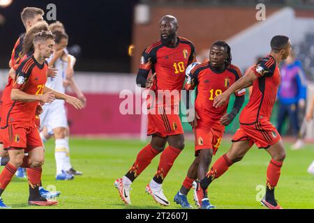 Bruxelles, Belgique. 16 octobre 2023. BRUXELLES, BELGIQUE - OCTOBRE 16 : Romelu Lukaku de Belgique célèbre après avoir marqué le premier but de l'équipe avec Timothy Castagne de Belgique, Charles de Ketelaere de Belgique, Johan Bakayoko de Belgique et Youri Tielemans de Belgique lors du match des qualifications européennes du Groupe F - UEFA EURO 2024 entre la Belgique et la Suède au Stade Roi Baudouin le 16 octobre 2023 à Bruxelles, Belgique. (Photo Joris Verwijst/Agence BSR) crédit : Agence BSR/Alamy Live News Banque D'Images