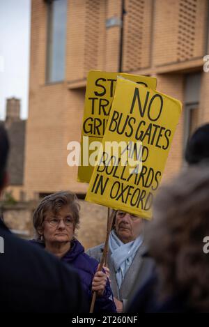 Oxford, Royaume-Uni, 17 octobre 2023. Une manifestation devant County Hall, Oxford, contre les quartiers à faible trafic (LTN) qui ont été très controversés depuis leur introduction dans la ville au cours des deux dernières années. Le Conseil du comté votait pour savoir s'il fallait les rendre permanentes et un petit groupe de résidents locaux et de gens d'affaires se réunissait pour faire entendre leur voix, dirigé par Clinton Pugh, père de l'actrice Florence Pugh, qui possède plusieurs restaurants locaux et a été actif dans son opposition au système de trafic. Crédit : Martin Anderson/Alamy Live News Banque D'Images