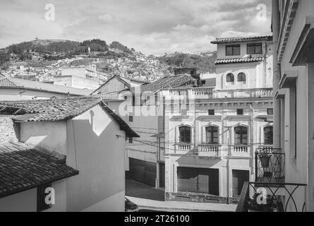 Photo noir et blanc de la vieille ville de Quito architecture diversifiée, Équateur. Banque D'Images