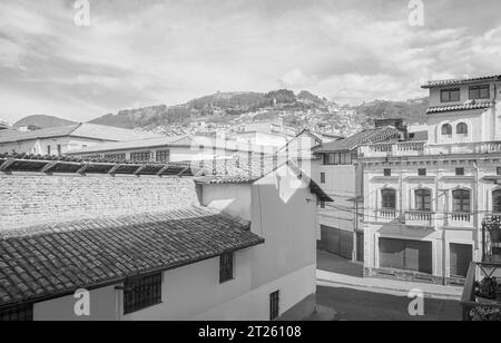 Photo noir et blanc de la vieille ville de Quito architecture diversifiée, Équateur. Banque D'Images