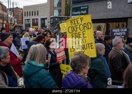 Oxford, Royaume-Uni, 17 octobre 2023. Les manifestants écoutent des discours lors d'une manifestation devant County Hall, Oxford, contre les quartiers à faible trafic (LTN) qui ont été très controversés depuis leur introduction dans la ville au cours des deux dernières années. Le Conseil du comté votait pour savoir s'il fallait les rendre permanentes et un petit groupe de résidents locaux et de gens d'affaires se réunissait pour faire entendre leur voix, dirigé par Clinton Pugh, père de l'actrice Florence Pugh, qui possède plusieurs restaurants locaux et a été actif dans son opposition au système de trafic. Crédit : Martin Anderson/Alamy L. Banque D'Images