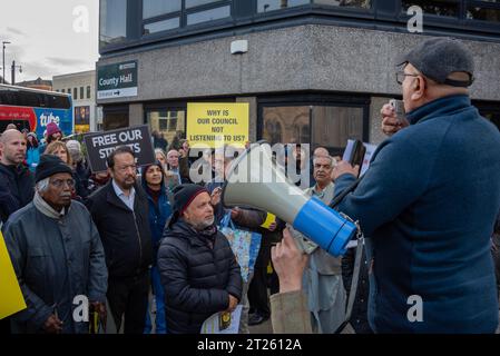 Oxford, Royaume-Uni, 17 octobre 2023. Les manifestants écoutent des discours lors d'une manifestation devant County Hall, Oxford, contre les quartiers à faible trafic (LTN) qui ont été très controversés depuis leur introduction dans la ville au cours des deux dernières années. Le Conseil du comté votait pour savoir s'il fallait les rendre permanentes et un petit groupe de résidents locaux et de gens d'affaires se réunissait pour faire entendre leur voix, dirigé par Clinton Pugh, père de l'actrice Florence Pugh, qui possède plusieurs restaurants locaux et a été actif dans son opposition au système de trafic. Crédit : Martin Anderson/Alamy L. Banque D'Images