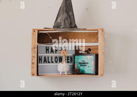 étagère rustique décorée pour halloween Banque D'Images