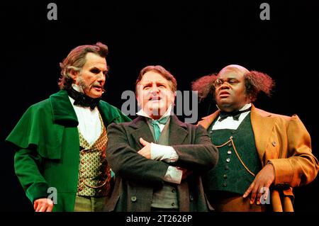 de gauche à droite : Oliver Cotton (Lord Glossmore), Simon Russell Beale (Alfred Evelyn), Clive Rowe (Stout) dans MONEY par Edward Bulwer-Lytton à l'Olivier Theatre, National Theatre (NT), Londres SE1 03/06/1999 musique : Jonathan Dove design : Rob Howell éclairage : Peter Mumford mouvement : Jane Gibson réalisateur : John Caird Banque D'Images