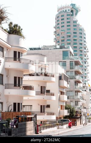 Tel Aviv, Israël - 12 octobre 2023 : détail architectural de l'architecture moderniste, brutaliste et éclectique de tel Aviv Banque D'Images