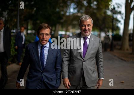 Madrid, Madrid, Espagne. 17 octobre 2023. JOSE LUIS MARTINEZ-ALMEIDA, maire de Madrid, avec JAUME COLLBONI, maire de Barcelone, se promènent dans le centre de Madrid, lors de la visite du maire catalan à la capitale espagnole. (Image de crédit : © Luis Soto/ZUMA Press Wire) USAGE ÉDITORIAL SEULEMENT! Non destiné à UN USAGE commercial ! Crédit : ZUMA Press, Inc./Alamy Live News Banque D'Images