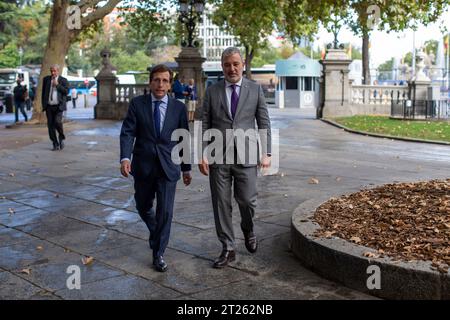 Madrid, Madrid, Espagne. 17 octobre 2023. JOSE LUIS MARTINEZ-ALMEIDA, maire de Madrid, avec JAUME COLLBONI, maire de Barcelone, se promènent dans le centre de Madrid, lors de la visite du maire catalan à la capitale espagnole. (Image de crédit : © Luis Soto/ZUMA Press Wire) USAGE ÉDITORIAL SEULEMENT! Non destiné à UN USAGE commercial ! Crédit : ZUMA Press, Inc./Alamy Live News Banque D'Images