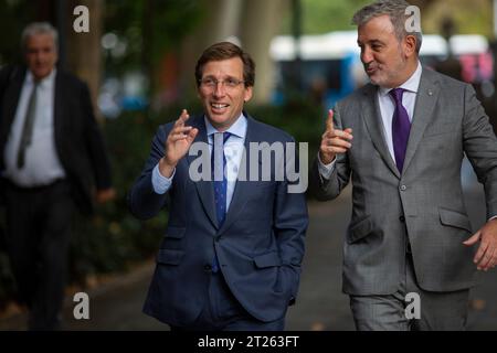 Madrid, Madrid, Espagne. 17 octobre 2023. JOSE LUIS MARTINEZ-ALMEIDA, maire de Madrid, avec JAUME COLLBONI, maire de Barcelone, se promènent dans le centre de Madrid, lors de la visite du maire catalan à la capitale espagnole. (Image de crédit : © Luis Soto/ZUMA Press Wire) USAGE ÉDITORIAL SEULEMENT! Non destiné à UN USAGE commercial ! Crédit : ZUMA Press, Inc./Alamy Live News Banque D'Images