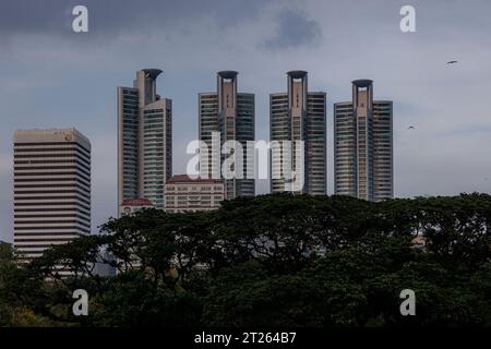 Bangkok, Thaïlande. 17 octobre 2023. Des bâtiments se dressent derrière le parc forestier Benchakitti à Bangkok, Thaïlande, mardi 17 octobre 2023. (Image de crédit : © Andre Malerba/ZUMA Press Wire) USAGE ÉDITORIAL SEULEMENT! Non destiné à UN USAGE commercial ! Banque D'Images