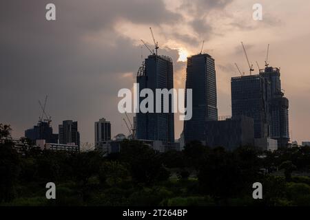 Bangkok, Thaïlande. 17 octobre 2023. Des bâtiments en construction se dressent derrière le parc forestier Benchakitti à Bangkok, Thaïlande, mardi 17 octobre 2023. (Image de crédit : © Andre Malerba/ZUMA Press Wire) USAGE ÉDITORIAL SEULEMENT! Non destiné à UN USAGE commercial ! Banque D'Images