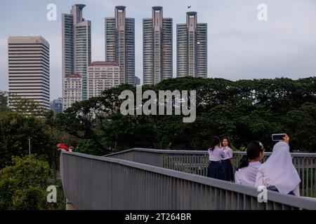 Bangkok, Thaïlande. 17 octobre 2023. Les élèves prennent des photos au parc forestier Benchakitti à Bangkok, Thaïlande, le mardi 17 octobre 2023. (Image de crédit : © Andre Malerba/ZUMA Press Wire) USAGE ÉDITORIAL SEULEMENT! Non destiné à UN USAGE commercial ! Banque D'Images