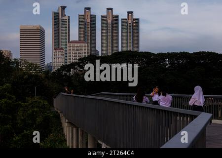 Bangkok, Thaïlande. 17 octobre 2023. Les élèves prennent des photos au parc forestier Benchakitti à Bangkok, Thaïlande, le mardi 17 octobre 2023. (Image de crédit : © Andre Malerba/ZUMA Press Wire) USAGE ÉDITORIAL SEULEMENT! Non destiné à UN USAGE commercial ! Banque D'Images