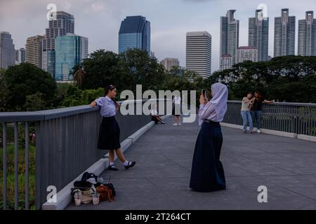 Bangkok, Thaïlande. 17 octobre 2023. Les élèves prennent des photos au parc forestier Benchakitti à Bangkok, Thaïlande, le mardi 17 octobre 2023. (Image de crédit : © Andre Malerba/ZUMA Press Wire) USAGE ÉDITORIAL SEULEMENT! Non destiné à UN USAGE commercial ! Banque D'Images