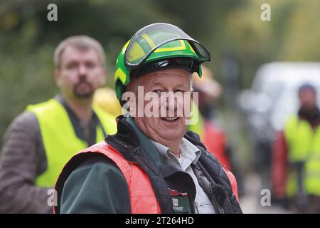 17 octobre 2023, Thuringe, Harztor/OT Ilfeld : le directeur des opérations Hennri Partsch, chef de VSG à ThüringenForst, se tient près de Netzkater dans le bureau forestier de Bleicherode-Südharz dans une zone de stockage de bois. Dans le cadre de l'obligation de sécurité routière le long de la route fédérale 81, plus de 100 arbres sont enlevés de la zone sur un terrain impraticable. À cette fin, une société spéciale de Suisse a été engagée pour transporter les arbres hors de la zone avec un hélicoptère. Photo : Matthias Bein/dpa Banque D'Images