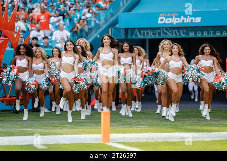 Miami. FL USA ; les Miami Dolphins Cheerleaders prennent le terrain avant un match de la NFL contre les Panthers de la Caroline, le dimanche 15 octobre 2023, au Ha Banque D'Images