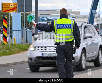 17 octobre 2023, Brandebourg, Francfort (Oder) : la police fédérale contrôle le trafic d'entrée au poste frontière germano-polonais de Stadtbrücke entre Francfort (Oder) et Slubice. Avec la décision de la ministre fédérale de l'intérieur Nancy Faeser (SPD) sur 16.10.2023 contrôles temporaires aux frontières intérieures ont été introduits. Faeser avait annoncé qu'elle avait notifié à la Commission européenne des contrôles stationnaires aux frontières avec la Pologne, la République tchèque et la Suisse. Photo : Patrick Pleul/dpa Banque D'Images