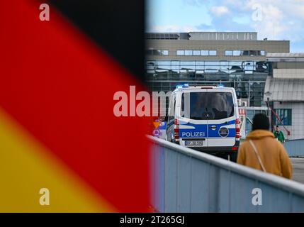 17 octobre 2023, Brandebourg, Francfort (Oder) : la police fédérale contrôle le trafic d'entrée au poste frontière germano-polonais de Stadtbrücke entre Francfort (Oder) et Slubice. Avec la décision de la ministre fédérale de l'intérieur Nancy Faeser (SPD) sur 16.10.2023 contrôles temporaires aux frontières intérieures ont été introduits. Faeser avait annoncé qu'elle avait notifié à la Commission européenne des contrôles stationnaires aux frontières avec la Pologne, la République tchèque et la Suisse. Photo : Patrick Pleul/dpa Banque D'Images