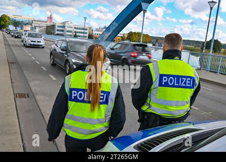 17 octobre 2023, Brandebourg, Francfort (Oder) : la police fédérale contrôle le trafic d'entrée au poste frontière germano-polonais de Stadtbrücke entre Francfort (Oder) et Slubice. Avec la décision du ministre fédéral de l'intérieur, Faeser (SPD) de 16.10.2023 contrôles temporaires aux frontières intérieures ont été introduits. Faeser avait annoncé qu'elle avait notifié à la Commission européenne des contrôles stationnaires aux frontières avec la Pologne, la République tchèque et la Suisse. Photo : Patrick Pleul/dpa Banque D'Images