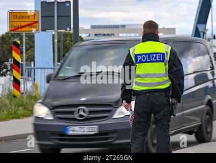 17 octobre 2023, Brandebourg, Francfort (Oder) : la police fédérale contrôle le trafic d'entrée au poste frontière germano-polonais de Stadtbrücke entre Francfort (Oder) et Slubice. Avec la décision du ministre fédéral de l'intérieur, Faeser (SPD) de 16.10.2023 contrôles temporaires aux frontières intérieures ont été introduits. Faeser avait annoncé qu'elle avait notifié à la Commission européenne des contrôles stationnaires aux frontières avec la Pologne, la République tchèque et la Suisse. Photo : Patrick Pleul/dpa Banque D'Images