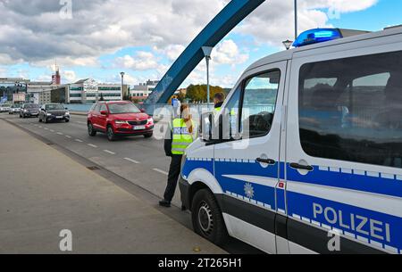 17 octobre 2023, Brandebourg, Francfort (Oder) : la police fédérale contrôle le trafic d'entrée au poste frontière germano-polonais de Stadtbrücke entre Francfort (Oder) et Slubice. Avec la décision du ministre fédéral de l'intérieur, Faeser (SPD) de 16.10.2023 contrôles temporaires aux frontières intérieures ont été introduits. Faeser avait annoncé qu'elle avait notifié à la Commission européenne des contrôles stationnaires aux frontières avec la Pologne, la République tchèque et la Suisse. Photo : Patrick Pleul/dpa Banque D'Images