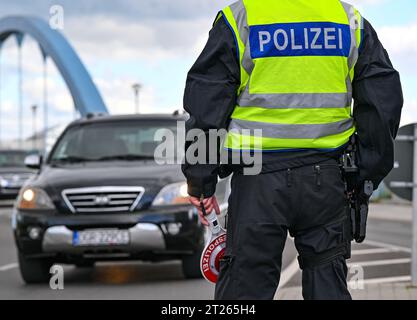 17 octobre 2023, Brandebourg, Francfort (Oder) : la police fédérale contrôle le trafic d'entrée au poste frontière germano-polonais de Stadtbrücke entre Francfort (Oder) et Slubice. Avec la décision de la ministre fédérale de l'intérieur Nancy Faeser (SPD) sur 16.10.2023 contrôles temporaires aux frontières intérieures ont été introduits. Faeser avait annoncé qu'elle avait notifié à la Commission européenne des contrôles stationnaires aux frontières avec la Pologne, la République tchèque et la Suisse. Photo : Patrick Pleul/dpa Banque D'Images