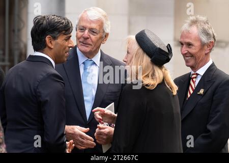 Le Premier ministre Rishi Sunak (extrême gauche), l'ancien Premier ministre sir John Major (deuxième à gauche), et vice-présidente de la Chambre des communes, Dame Eleanor Laing et Nigel Evans (à droite) quittent l'église St Margaret's dans le centre de Londres après avoir assisté à un service de Thanksgiving pour la vie et l'œuvre de l'ancien chancelier de l'Échiquier, Lord Lawson, décédé plus tôt cette année. Date de la photo : mardi 17 octobre 2023. Banque D'Images