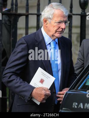 Londres, Royaume-Uni. 17 octobre 2023. Sir John Major, ancien Premier ministre britannique, politicien du Parti conservateur. Les politiciens et les invités assistent aujourd'hui au service de Thanksgiving pour Lord Lawson à l'église St Margaret's de Westminster. Crédit : Imageplotter/Alamy Live News Banque D'Images