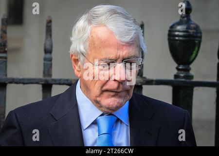 Londres, Royaume-Uni. 17 octobre 2023. Sir John Major, ancien Premier ministre britannique, politicien du Parti conservateur. Les politiciens et les invités assistent aujourd'hui au service de Thanksgiving pour Lord Lawson à l'église St Margaret's de Westminster. Crédit : Imageplotter/Alamy Live News Banque D'Images