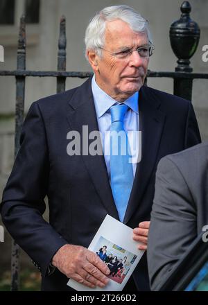 Londres, Royaume-Uni. 17 octobre 2023. Sir John Major, ancien Premier ministre britannique, politicien du Parti conservateur. Les politiciens et les invités assistent aujourd'hui au service de Thanksgiving pour Lord Lawson à l'église St Margaret's de Westminster. Crédit : Imageplotter/Alamy Live News Banque D'Images