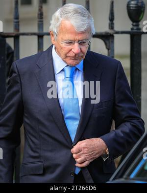 Londres, Royaume-Uni. 17 octobre 2023. Sir John Major, ancien Premier ministre britannique, politicien du Parti conservateur. Les politiciens et les invités assistent aujourd'hui au service de Thanksgiving pour Lord Lawson à l'église St Margaret's de Westminster. Crédit : Imageplotter/Alamy Live News Banque D'Images