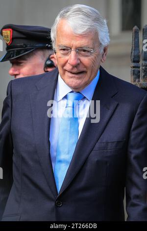 Londres, Royaume-Uni. 17 octobre 2023. Sir John Major, ancien Premier ministre britannique, politicien du Parti conservateur. Les politiciens et les invités assistent aujourd'hui au service de Thanksgiving pour Lord Lawson à l'église St Margaret's de Westminster. Crédit : Imageplotter/Alamy Live News Banque D'Images