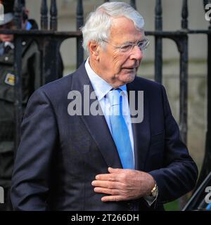 Londres, Royaume-Uni. 17 octobre 2023. Sir John Major, ancien Premier ministre britannique, politicien du Parti conservateur. Les politiciens et les invités assistent aujourd'hui au service de Thanksgiving pour Lord Lawson à l'église St Margaret's de Westminster. Crédit : Imageplotter/Alamy Live News Banque D'Images