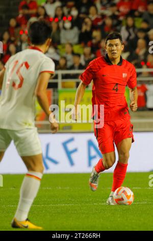 Suwon, Gyeonggi, Corée du Sud. 17 octobre 2023. 17 octobre 2023-Suwon, Corée du Sud-Kim Minjae, de Corée du Sud, et Nguyen dinh bac, du Viet nam, en action lors d'un match amical international présenté par Hana Bank Corée contre Vietnam au stade de la coupe du monde de Suwon, en Corée du Sud. (Image de crédit : © Ryu Seung-il/ZUMA Press Wire) USAGE ÉDITORIAL SEULEMENT! Non destiné à UN USAGE commercial ! Crédit : ZUMA Press, Inc./Alamy Live News Banque D'Images