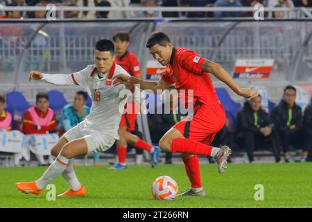 Suwon, Gyeonggi, Corée du Sud. 17 octobre 2023. 17 octobre 2023-Suwon, Corée du Sud-Kim MinJae, de Corée du Sud, et Pham Tuan Hai, du Vietnam, en action lors d'un match amical international présenté par Hana Bank Corée contre Vietnam match au stade de la coupe du monde de Suwon, en Corée du Sud. (Image de crédit : © Ryu Seung-il/ZUMA Press Wire) USAGE ÉDITORIAL SEULEMENT! Non destiné à UN USAGE commercial ! Crédit : ZUMA Press, Inc./Alamy Live News Banque D'Images
