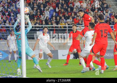 Suwon, Gyeonggi, Corée du Sud. 17 octobre 2023. 17 octobre 2023-Suwon, Corée du Sud-Kim Minjae, de Corée du Sud, et Dang Van Lam, du Viet nam, en action lors d'un match amical international présenté par Hana Bank Corée contre Vietnam match au stade de la coupe du monde de Suwon, en Corée du Sud. (Image de crédit : © Ryu Seung-il/ZUMA Press Wire) USAGE ÉDITORIAL SEULEMENT! Non destiné à UN USAGE commercial ! Crédit : ZUMA Press, Inc./Alamy Live News Banque D'Images