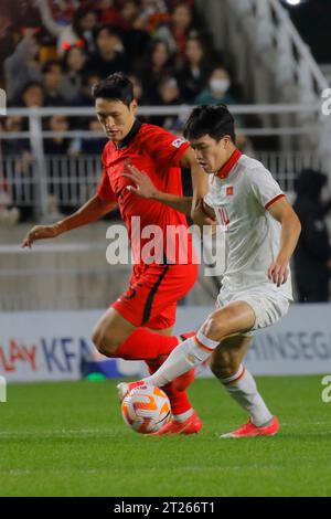 Suwon, Gyeonggi, Corée du Sud. 17 octobre 2023. 17 octobre 2023-Suwon, Corée du Sud-Park YongWoo de Corée du Sud et Nguyen Quang Hai du Vietnam lors d'un match amical international présenté par Hana Bank Corée contre Vietnam match au stade de la coupe du monde de Suwon à Suwon, Corée du Sud. (Image de crédit : © Ryu Seung-il/ZUMA Press Wire) USAGE ÉDITORIAL SEULEMENT! Non destiné à UN USAGE commercial ! Crédit : ZUMA Press, Inc./Alamy Live News Banque D'Images