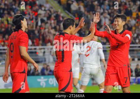 Suwon, Gyeonggi, Corée du Sud. 17 octobre 2023. 17 octobre 2023-Suwon, Corée du Sud-Hwang HeeChan et son HeungMin, de Corée du Sud, deuxième but lors d'un match amical international présenté par Hana Bank Corée contre Vietnam match au stade de la coupe du monde de Suwon à Suwon, Corée du Sud. (Image de crédit : © Ryu Seung-il/ZUMA Press Wire) USAGE ÉDITORIAL SEULEMENT! Non destiné à UN USAGE commercial ! Crédit : ZUMA Press, Inc./Alamy Live News Banque D'Images