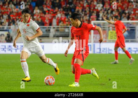 Suwon, Gyeonggi, Corée du Sud. 17 octobre 2023. 17 octobre 2023-Suwon, Corée du Sud-Hwang HeeChan, de Corée du Sud, et Nguyen dinh bac, du Viet nam, en action lors d'un match amical international présenté par Hana Bank Corée contre Vietnam au stade de la coupe du monde de Suwon, en Corée du Sud. (Image de crédit : © Ryu Seung-il/ZUMA Press Wire) USAGE ÉDITORIAL SEULEMENT! Non destiné à UN USAGE commercial ! Crédit : ZUMA Press, Inc./Alamy Live News Banque D'Images