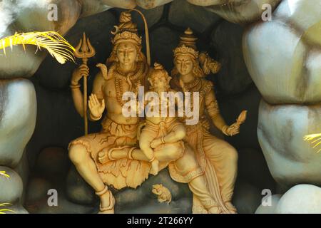 Dieu hindou Shiva, Parvathy Ganesh idole devant un temple. Banque D'Images