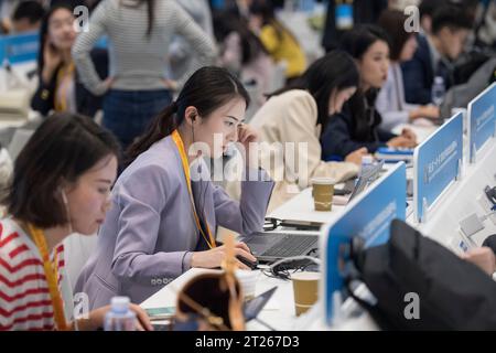 Pékin, Chine. 17 octobre 2023. Les journalistes travaillent au Centre des médias du troisième Forum Belt and Road pour la coopération internationale à Beijing, capitale de la Chine, le 17 octobre 2023. Crédit : Zhang Haofu/Xinhua/Alamy Live News Banque D'Images