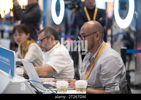 Pékin, Chine. 17 octobre 2023. Les journalistes travaillent au Centre des médias du troisième Forum Belt and Road pour la coopération internationale à Beijing, capitale de la Chine, le 17 octobre 2023. Crédit : Zhang Haofu/Xinhua/Alamy Live News Banque D'Images