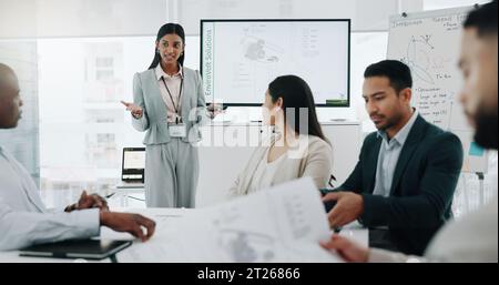 Énergie propre, présentation et femme avec des données environnementales et des informations avec discussion. Conférencier, direction et chef d'équipe avec environnement Banque D'Images